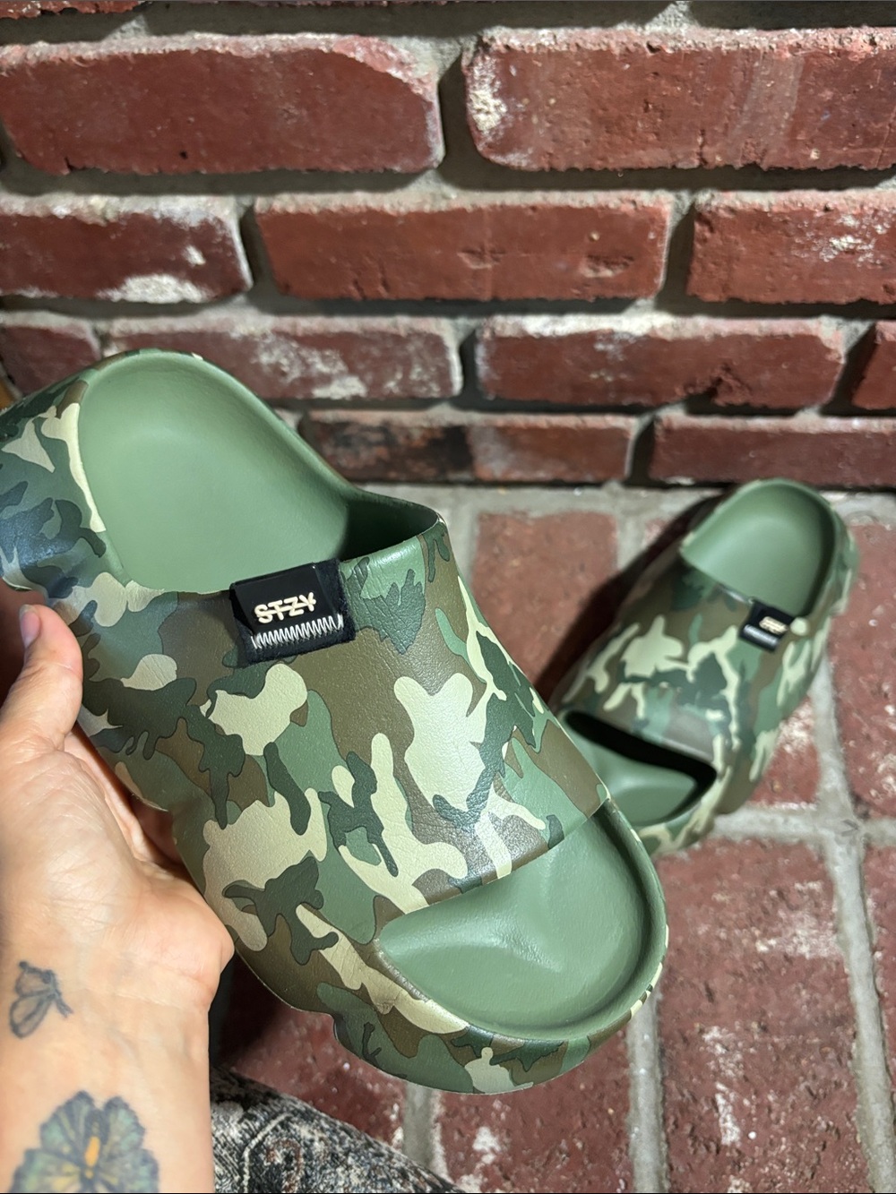 STZY Enok Camo Cloud Slides Youth/Men’s Size 6, Women’s Size 7-7.5